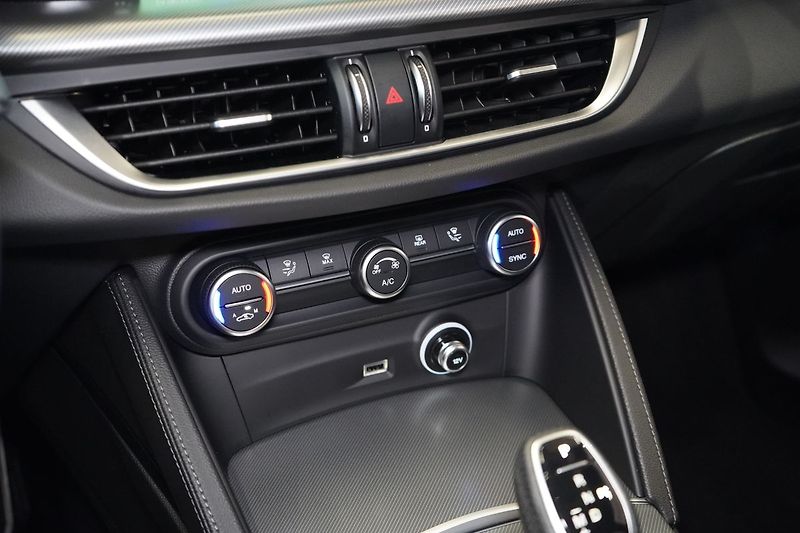 Alfa Romeo Stelvio 2.2 Diesel Q4 154kW (210k) - fotka 37 z 44