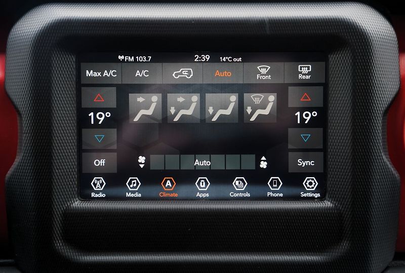 Jeep Wrangler 3.6i V6/Rubicon/4x4/AT - fotka 36 z 53
