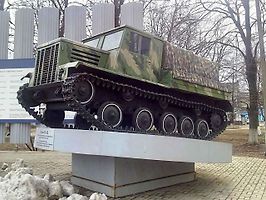Tahač Ja-12 umístěný v Jaroslavli, kde se vyráběl.