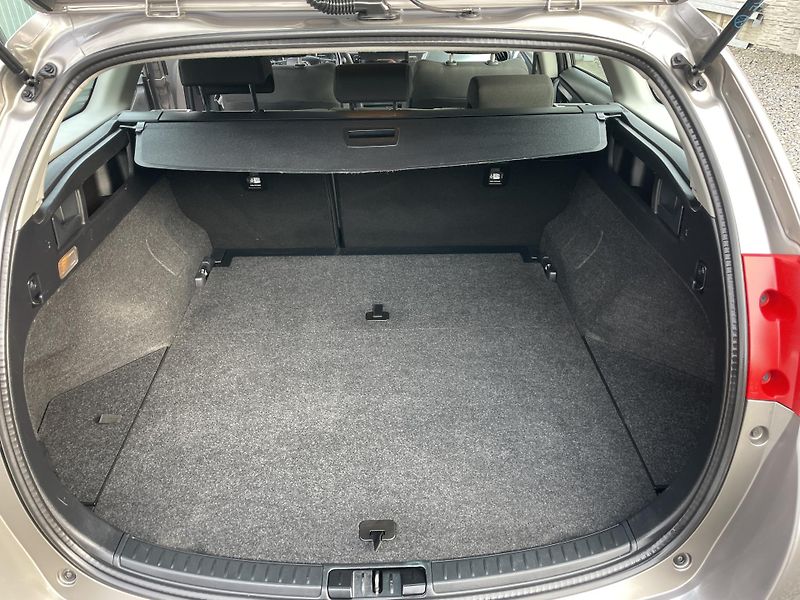 Toyota Auris 1.8i 16v HYBRID AUT NAVI CAM!! - fotka 107 z 166
