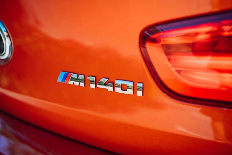 BMW Řada 1 (2016) M140i xDrive - fotka 13 z 31