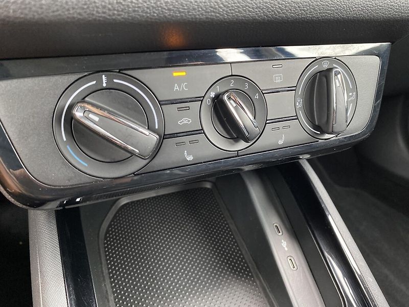 Škoda Kamiq 1,0 TSI 85 kW Selection - fotka 21 z 26