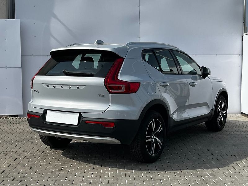 Volvo XC40 Momentum Pro T3 FWD 120kW - fotka 5 z 23