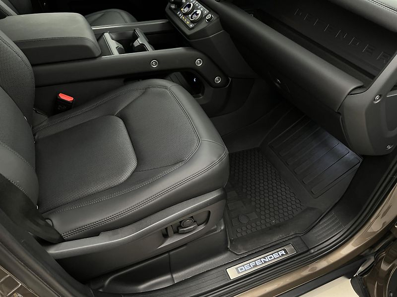 Land Rover Defender 110 D300 AWD X-DYNAMIC SE AUT - fotka 19 z 45