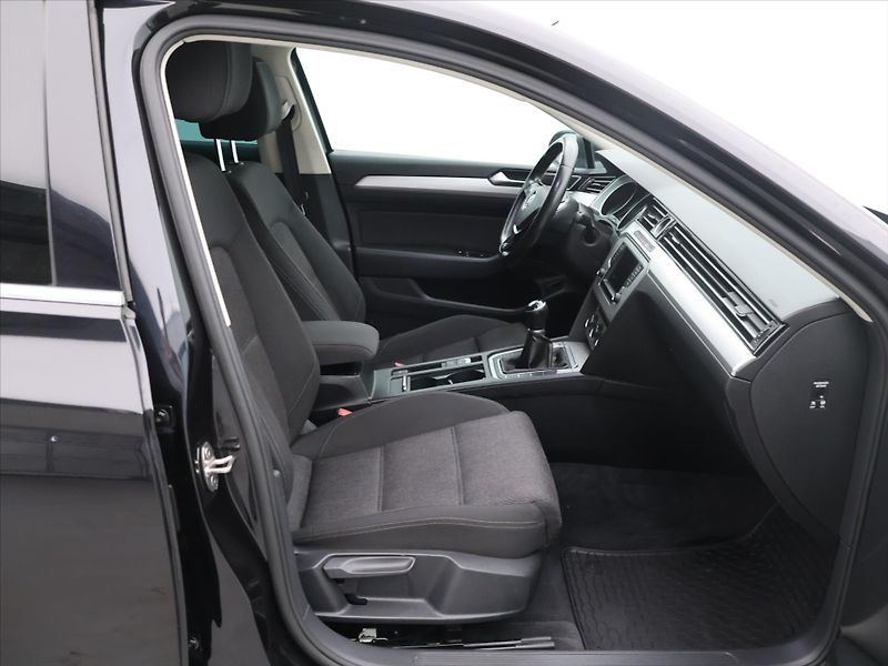 Volkswagen Passat 2,0 TDI 110kW Comfortline Navi - fotka 12 z 31