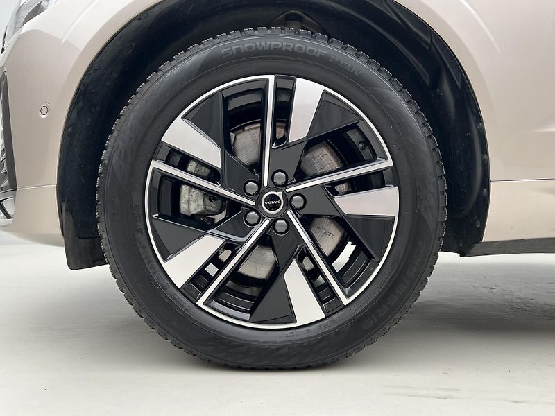 Volvo XC60 B5 AWD DARK PLUS AUT CZ - fotka 15 z 49