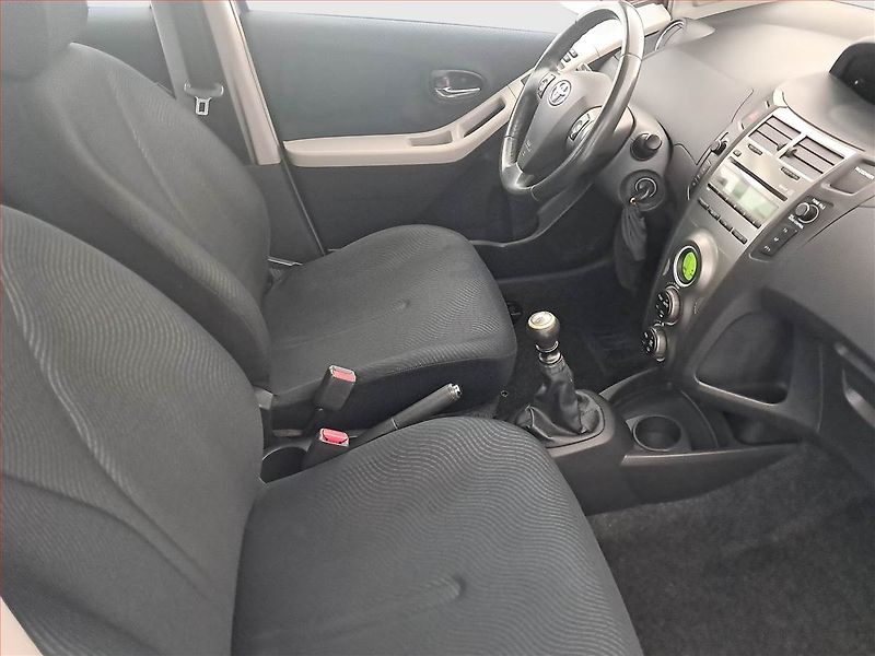Toyota Yaris (2009) 1.33 Dual VVT-i, Serv.kniha - fotka 9 z 16