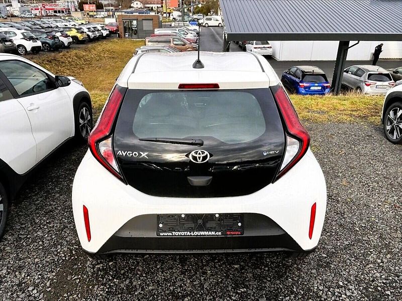Toyota Aygo 1,5 Hybrid 115 Comfort - fotka 6 z 8