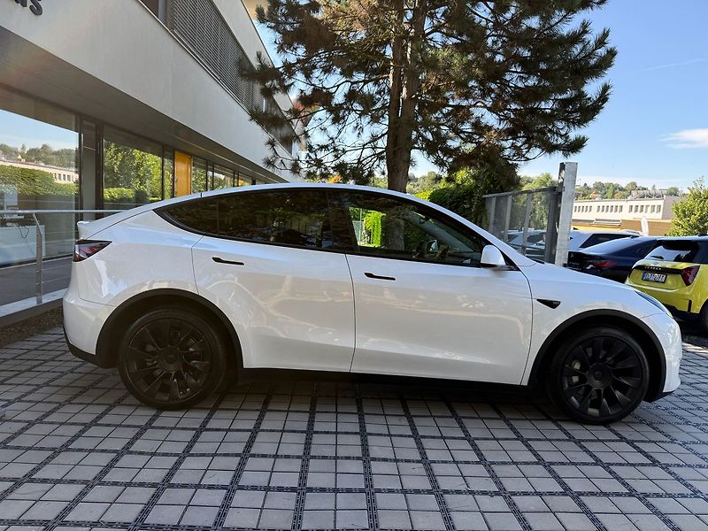 Tesla Model Y Long Range AWD - fotka 38 z 39