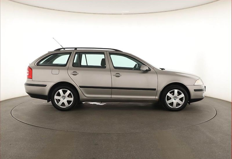 Škoda Octavia (2008) Elegance 1.9 TDI, Serv.kniha - fotka 6 z 13