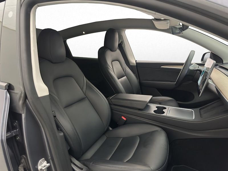Tesla Model Y Long Range AWD - fotka 26 z 29