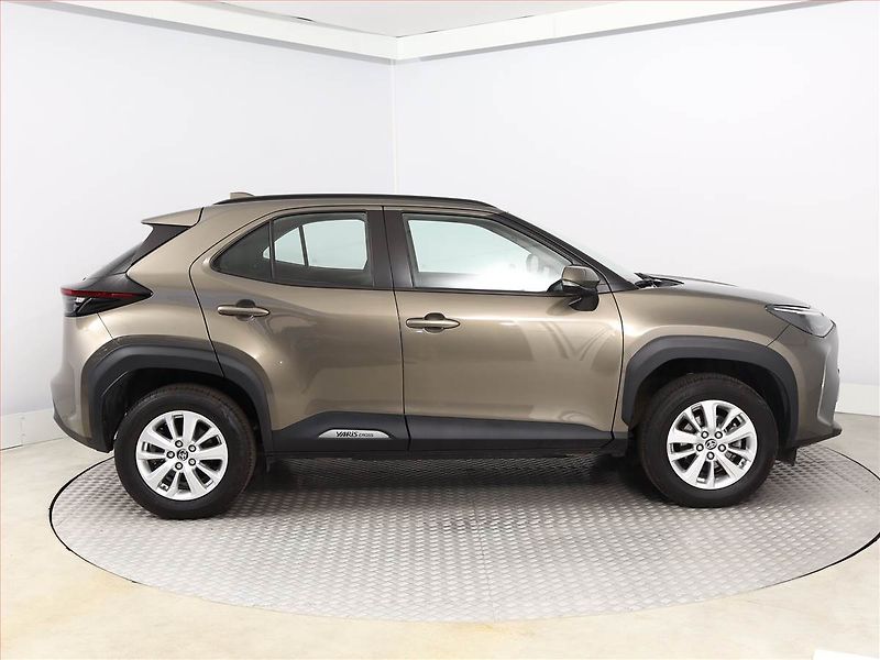 Toyota Yaris Cross (2024) Comfort 1.5 VVT-iE E-Four - fotka 6 z 15