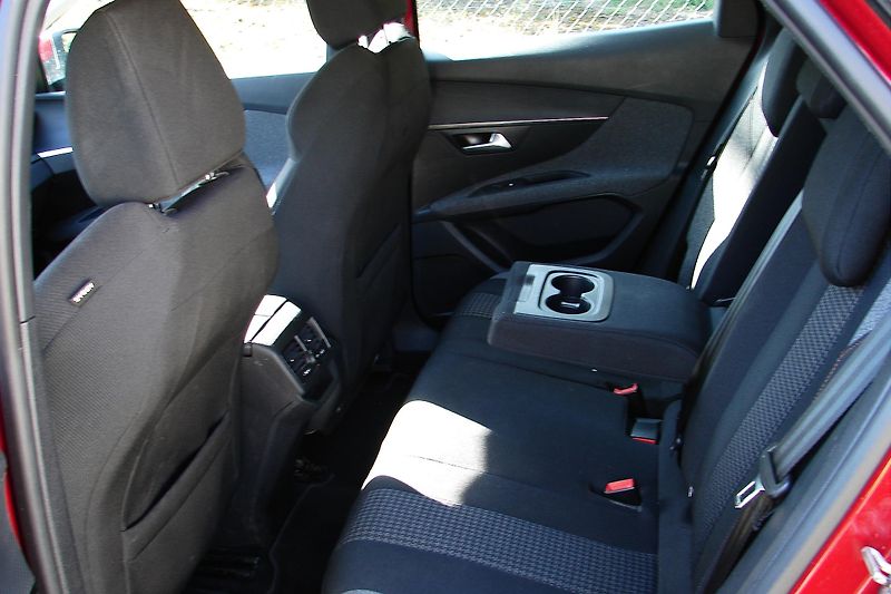 Peugeot 3008 1.5 BlueHDi 131PS 8EAT LED NAV - fotka 12 z 46