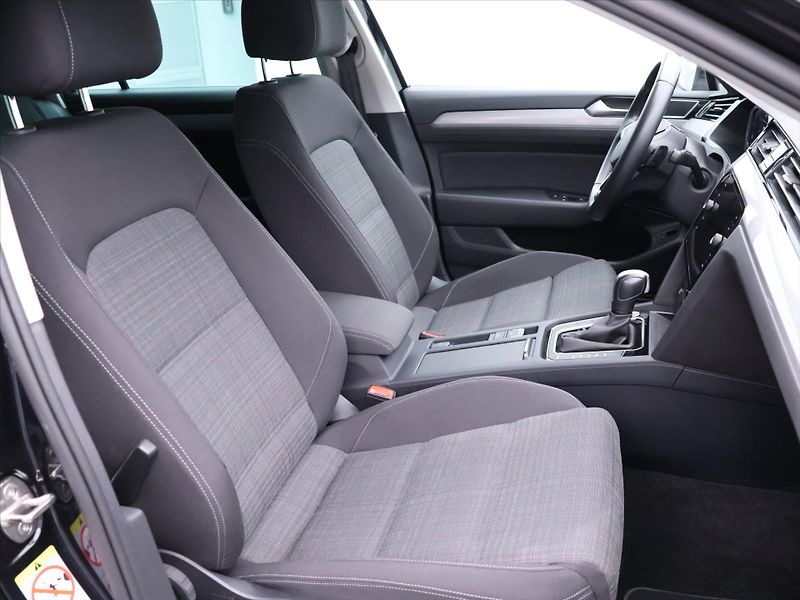 Volkswagen Passat 2,0 TDI 147kW DSG Matrix DPH - fotka 12 z 35