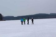 U Horní Plané se na zamrzlém Lipně vesele bruslí. Sem tam tudy ale na druhý břeh přejede i auto. Jen o pár set metrů dál přitom stále jezdí přívoz