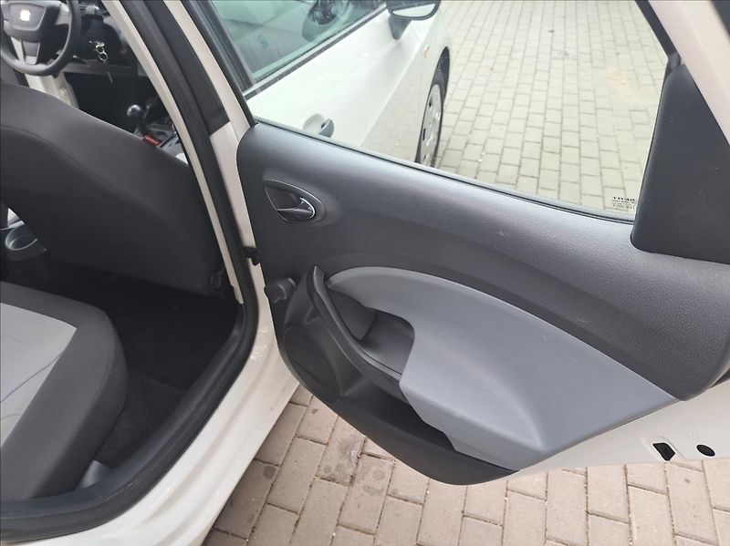 Seat Ibiza 1,2 i - fotka 35 z 41