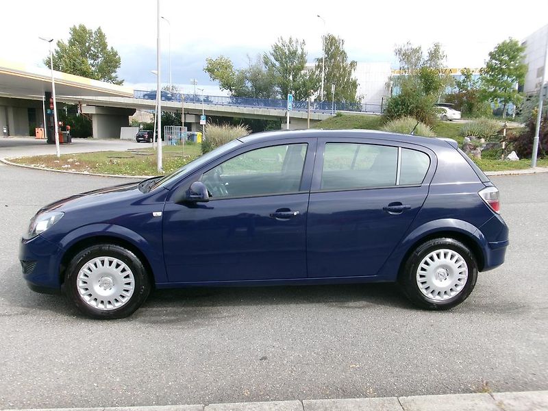 Opel Astra (2012) 1.6i KOUPENO ČR, 96 000 KM - fotka 2 z 10