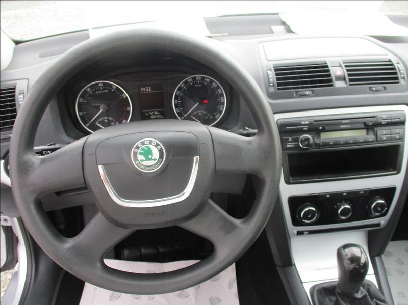 Škoda Octavia 1,4 TSI, klima, serv. kniha, - fotka 14 z 32