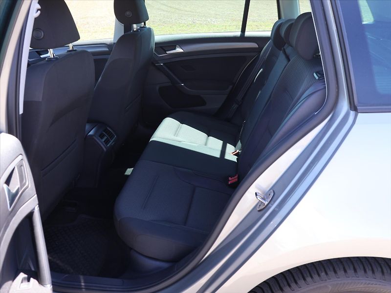 Volkswagen Golf 1,6 TDI LED DPH 1.Maj. Tažné - fotka 11 z 25