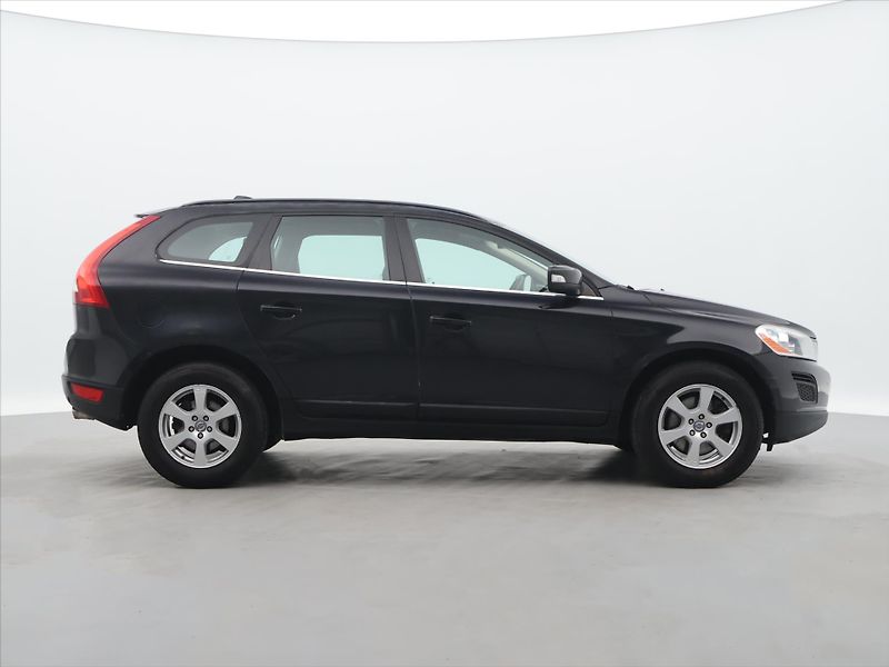 Volvo XC60 2,4 D3 120kW Momentum AWD AUT - fotka 8 z 33