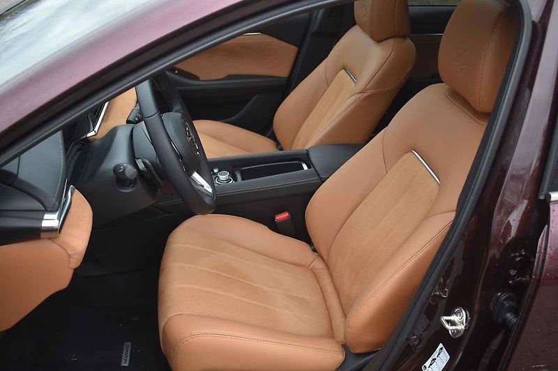 Mazda 6 se v současné generaci vyrábí již přes deset let. Stáří na ní vidět není