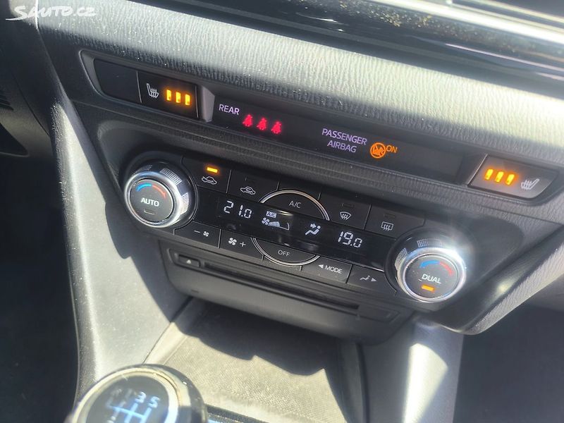 Mazda 3 20i,KRÁSNÁ,100KM,SERVISKA,1MAJ - fotka 11 z 27