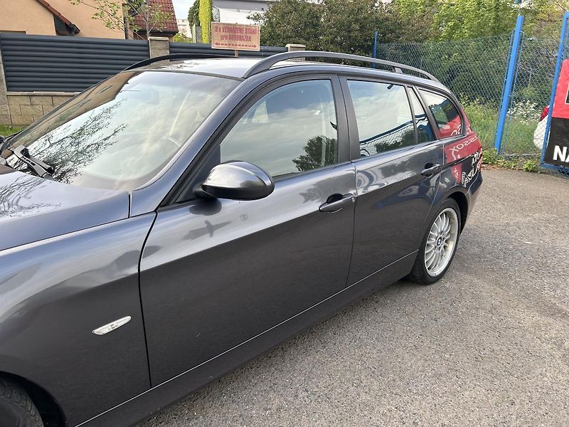 BMW Řada 3 320i  - fotka 6 z 51
