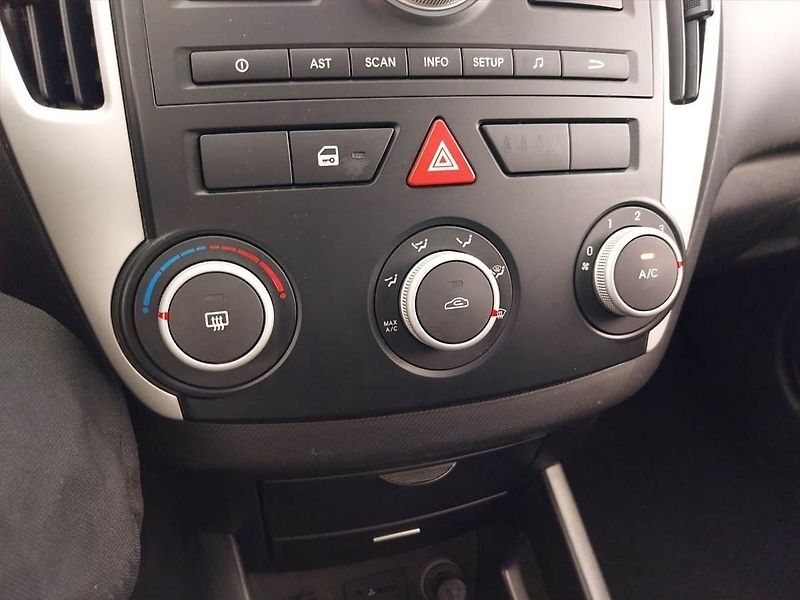 Kia Ceed (2010) 1.6 CVVT, Serv.kniha, po STK - fotka 13 z 16