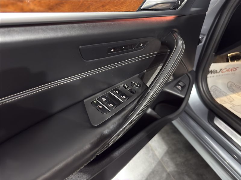 BMW Řada 5 3,0   540i LUXURY M-PAKET HARM - fotka 8 z 40