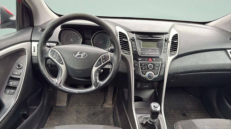 Hyundai i30 Hyudai 1.6i  MT6 (88kW/120k)/6 - fotka 15 z 24
