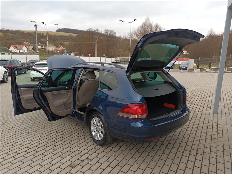 Volkswagen Golf 1,2 TSI,KLIMA,VÝHŘEV,SERVISKA - fotka 31 z 40