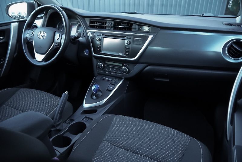 Toyota Auris 1.8 HYBRID ACTIVE+ - fotka 18 z 24