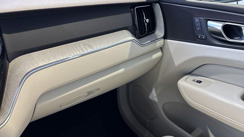 Volvo XC60 (2026) ULTRA DARK, B5 AWD, 184+10 kW - fotka 10 z 12