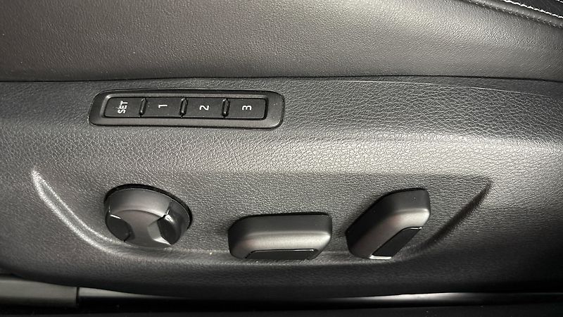 Škoda Superb 2.0 TDI DSG Sportline Combi - fotka 22 z 32