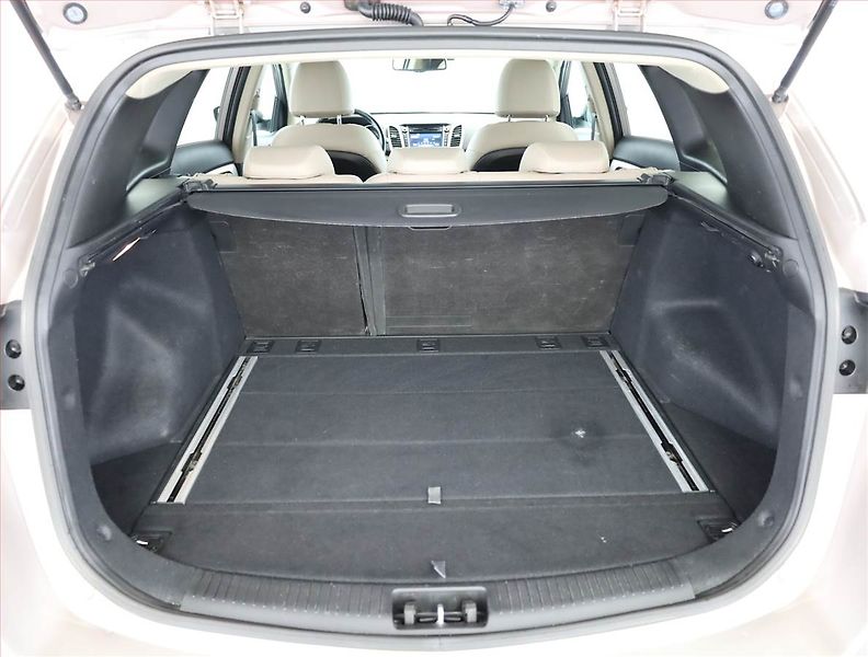 Hyundai i30 (2016) 1.6 GDI, Automat, Kůže, Navi - fotka 14 z 16