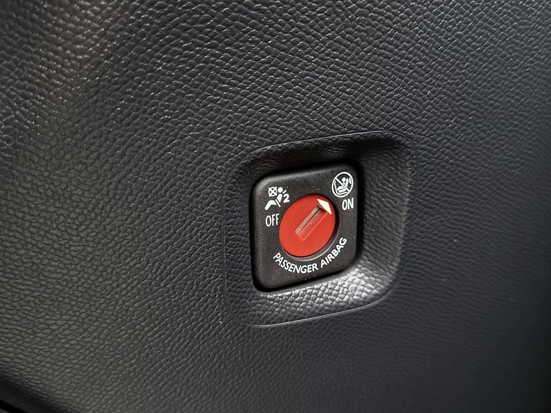 Peugeot 2008 1.2 PureTech 130k AUTOMAT - fotka 26 z 45