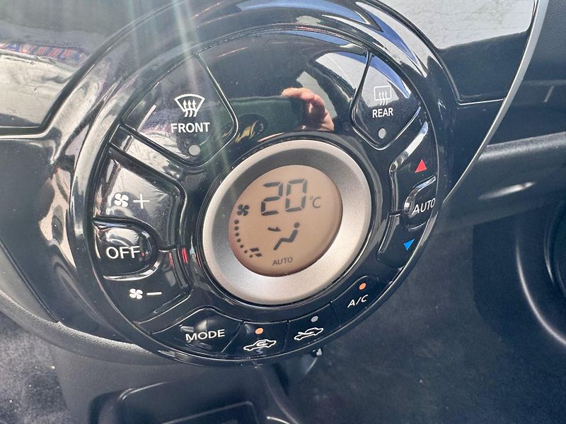 Nissan Micra 1.2 N-Tec AUTOMAT 5 dveří!!! - fotka 16 z 24