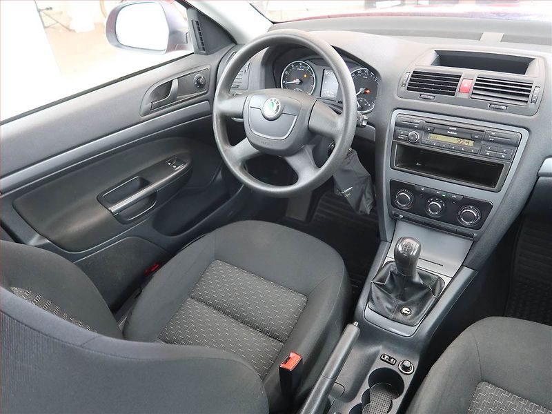 Škoda Octavia (2011) 1.6, Park. senzory - fotka 7 z 15