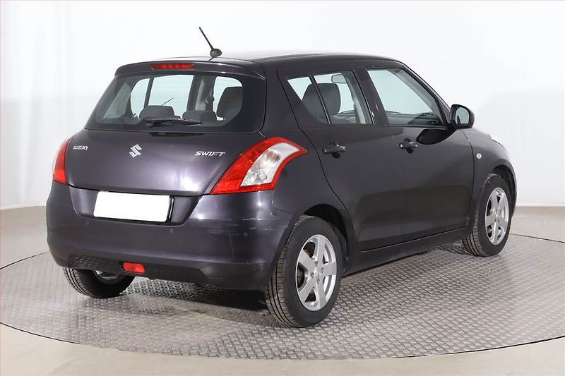 Suzuki Swift (2015) 1.2, Tempomat, Park. senzory - fotka 5 z 17