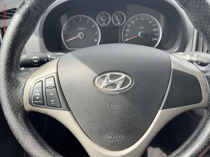 Hyundai i30 (2009) 1.6CVVT, ČR, AC - fotka 12 z 17