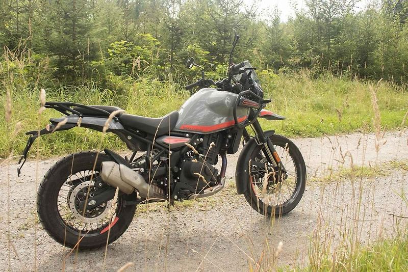 Jízda je příjemná na všech typech povrchu - od hladkého asfaltu až po lehký terén.