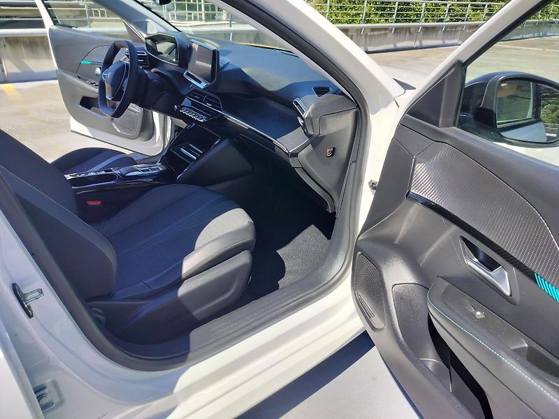 Peugeot 208 e, navigace - fotka 20 z 25