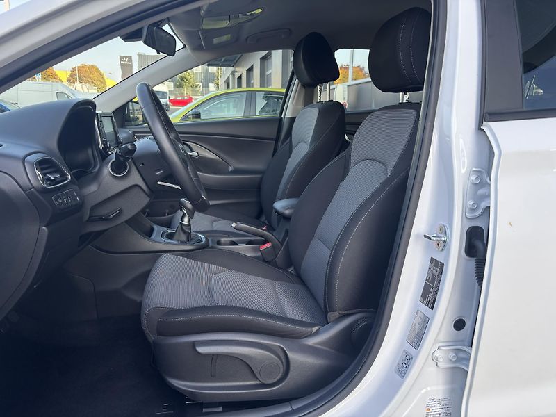 Hyundai i30 COMFORT 1.5 DPI 81 kW    - fotka 10 z 23