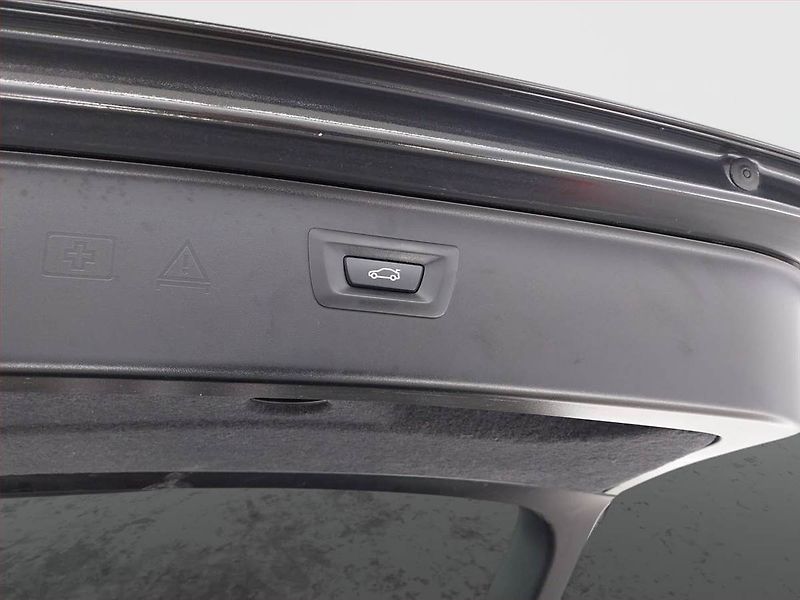 BMW Řada 5 (2015) Luxury Line 518d, Automat - fotka 23 z 23