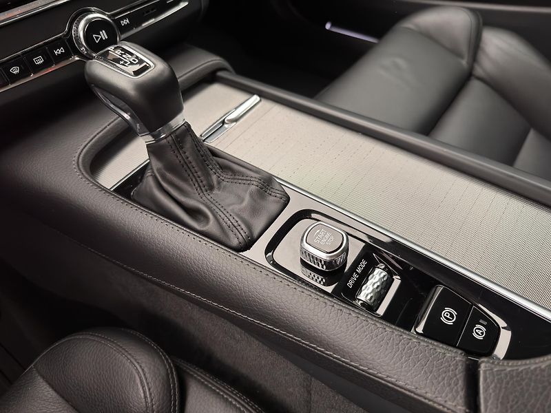 Volvo V90 CC D4 AWD MOMENTUM PRO  - fotka 30 z 47
