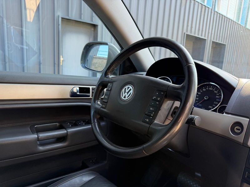 Volkswagen Touareg 3,0 TDi V6 4-motion /servis.k. - fotka 22 z 33