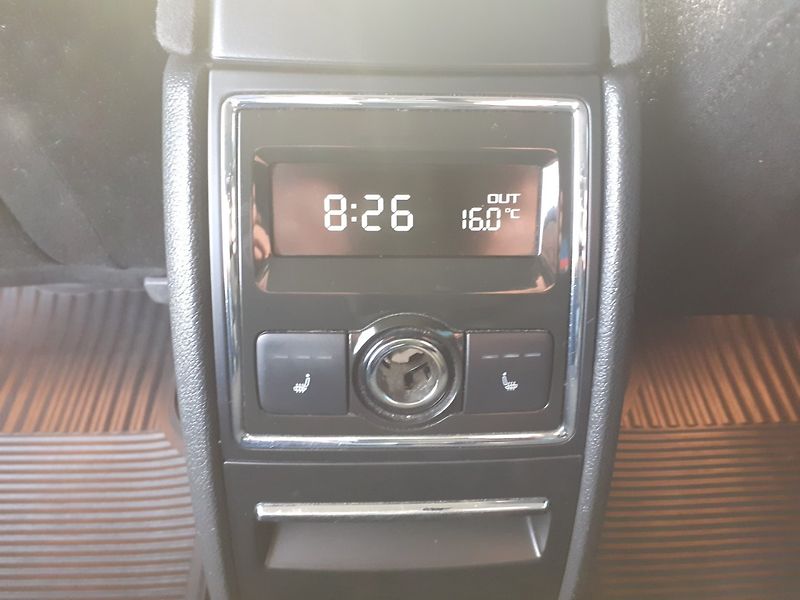 Škoda Superb (2011) 2.0 TDi Elegance - fotka 22 z 37