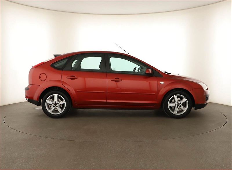 Ford Focus (2007) 1.6 16V, po STK, rezervace - fotka 6 z 13