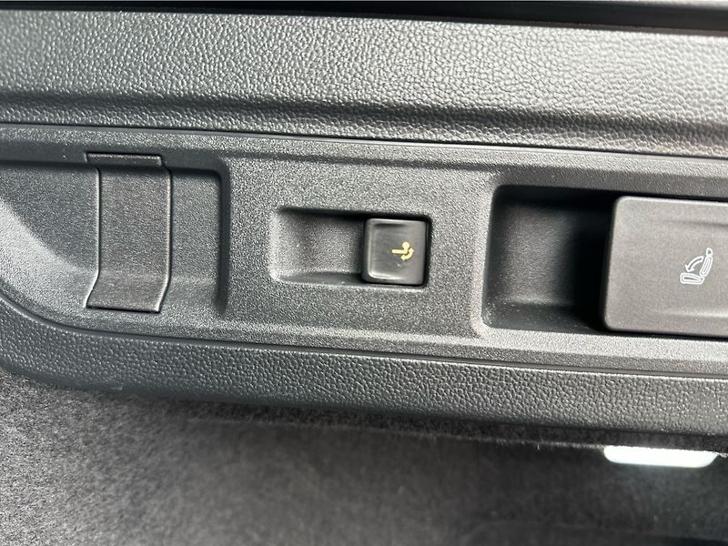 Volkswagen Passat Variant Elegance 2,0 TDI 110 k - fotka 14 z 24