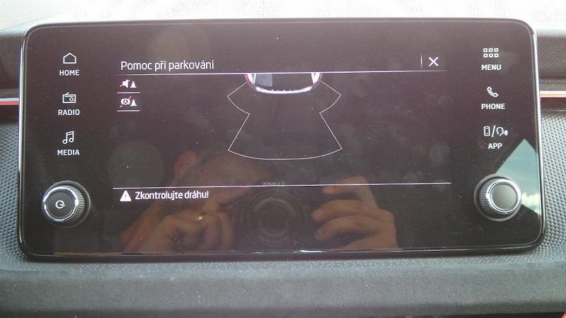 Škoda Scala 1.0 TSI DSG Drive - fotka 16 z 23